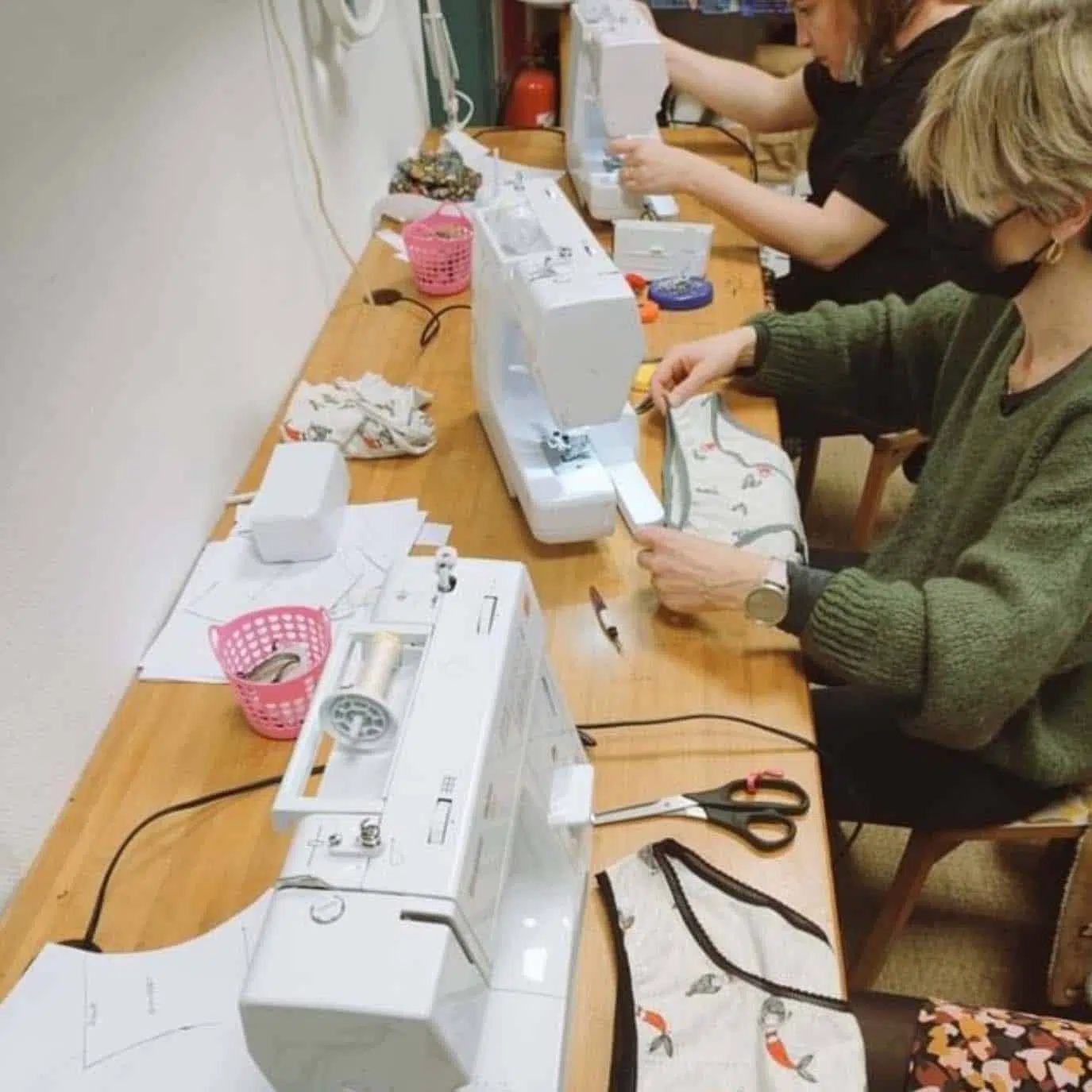 Personnes entrain de coudre